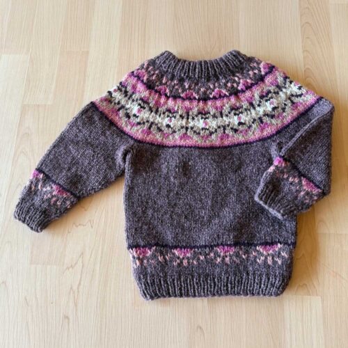 Mädchenpulli pink und gestrickt