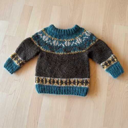 Kinderpullover gestrickt